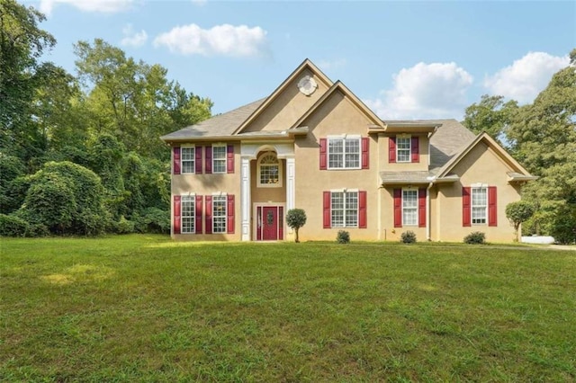 colonial inspired home featuring a front yard