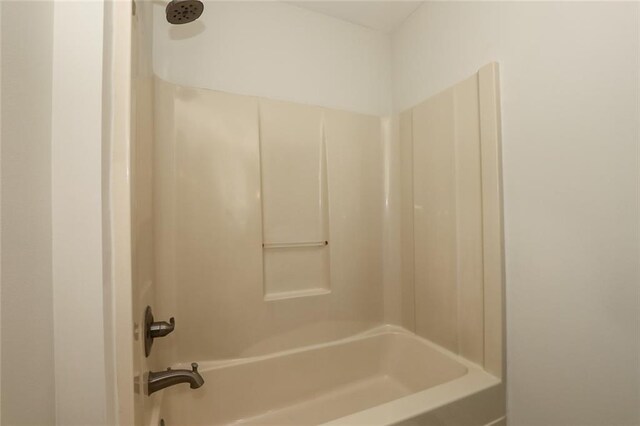 bathroom with bathtub / shower combination