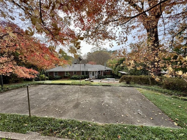 view of front of house featuring a front lawn