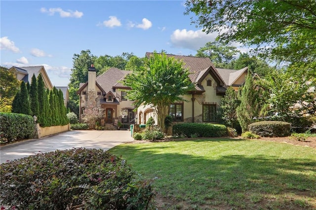 view of front of property featuring a front yard