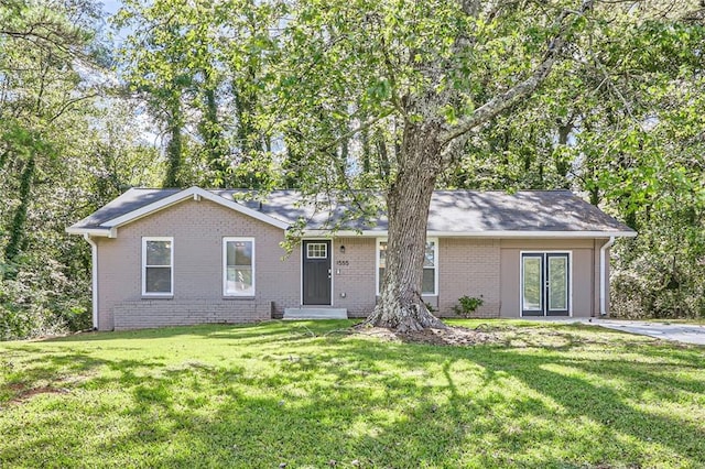 ranch-style house featuring a front lawn