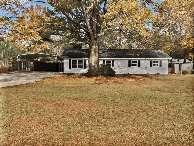 view of front of home featuring a front yard and a carport