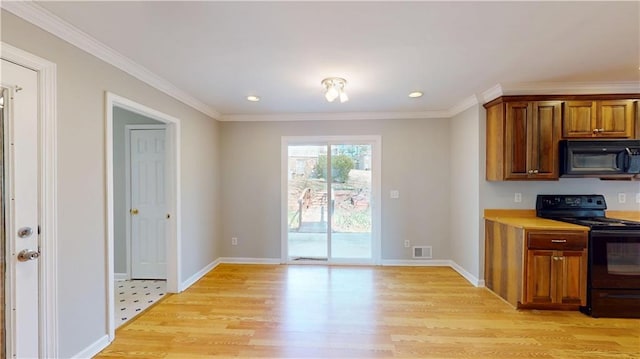 kitchen with brown cabinetry, visible vents, baseboards, black appliances, and light wood-style floors