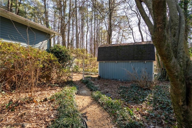 view of yard featuring a storage shed