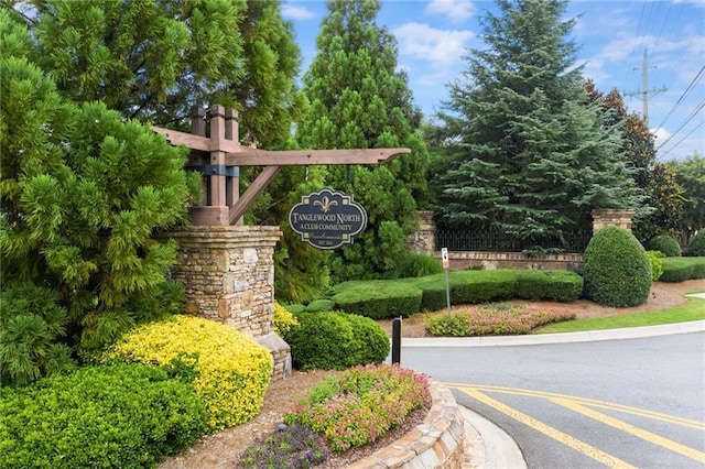 view of community / neighborhood sign