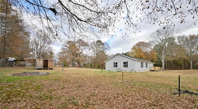 view of yard featuring an outdoor structure