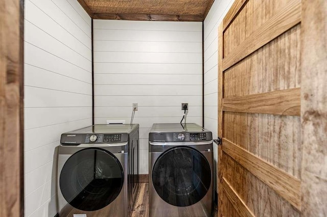 clothes washing area featuring washing machine and dryer