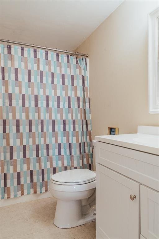 bathroom with a shower with curtain, vanity, and toilet