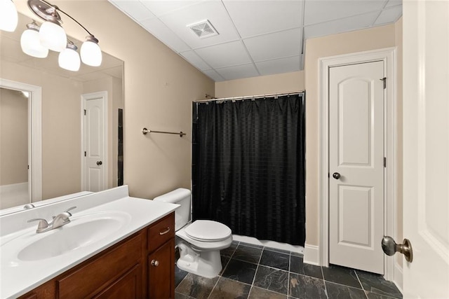 full bathroom featuring vanity, toilet, a paneled ceiling, a shower with curtain, and visible vents