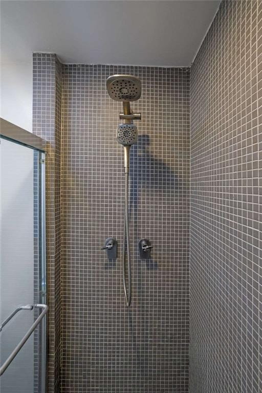 details featuring tiled shower