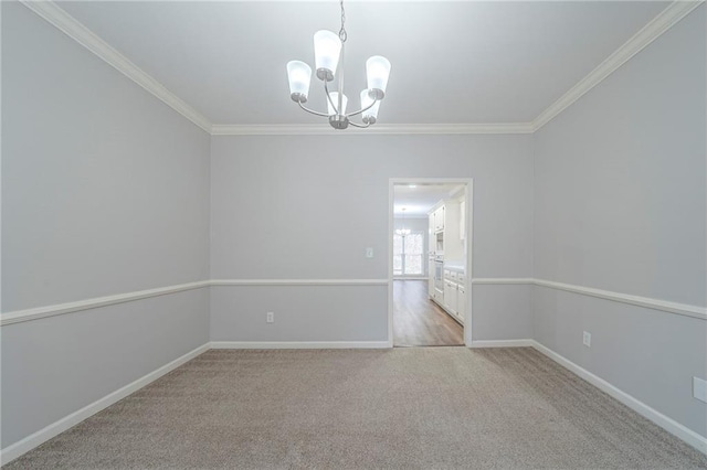 empty room with light carpet, ornamental molding, a chandelier, and baseboards