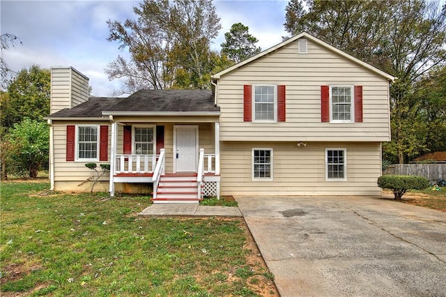 view of front of home featuring a front lawn and covered porch