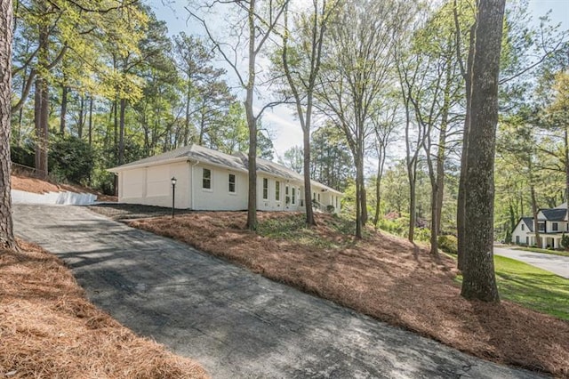 view of front facade with aphalt driveway