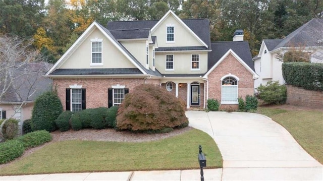 view of front of property featuring a front yard