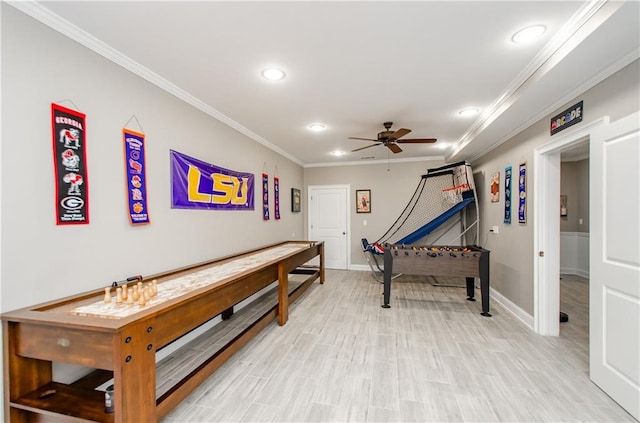 playroom with ceiling fan, crown molding, light wood-type flooring, baseboards, and recessed lighting