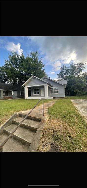 view of front of property featuring a front lawn