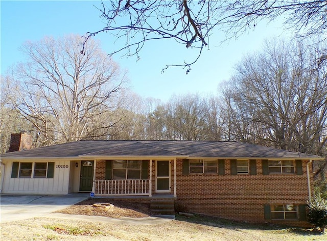 ranch-style home featuring a porch