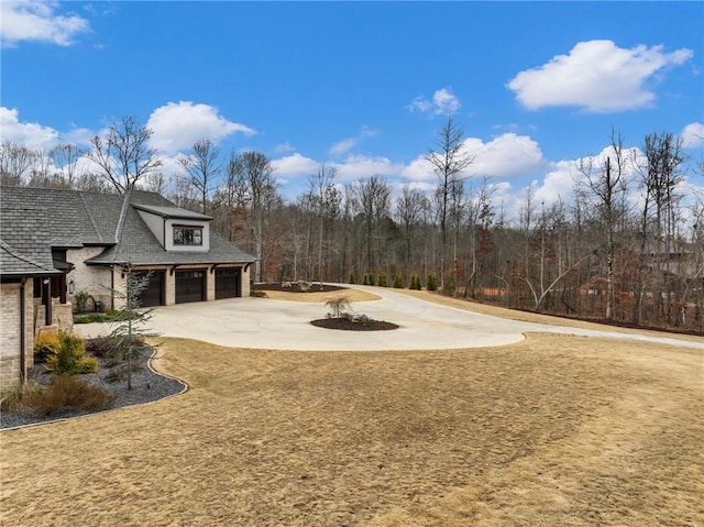 view of yard with driveway