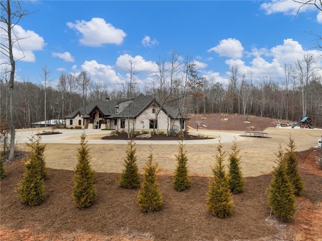 view of yard with a forest view