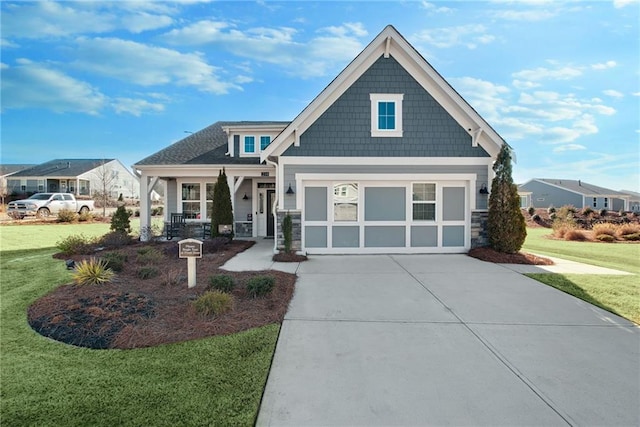 craftsman inspired home featuring a front lawn and a porch