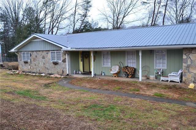 ranch-style home featuring covered porch