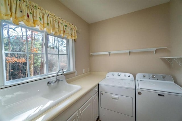 laundry area with cabinets, sink, and washing machine and clothes dryer