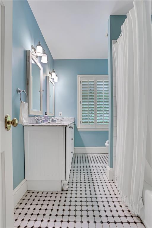 2562 Red Valley Rd, Atlanta, GA 30305 - full bath with vanity, baseboards, and curtained shower