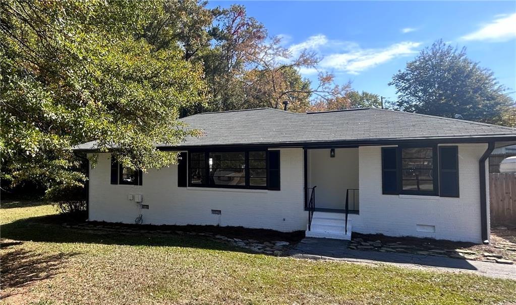 view of front of home featuring a front lawn