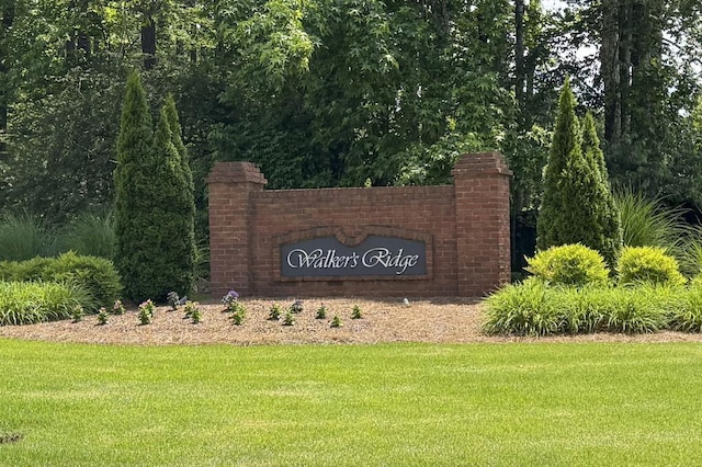 community sign featuring a yard