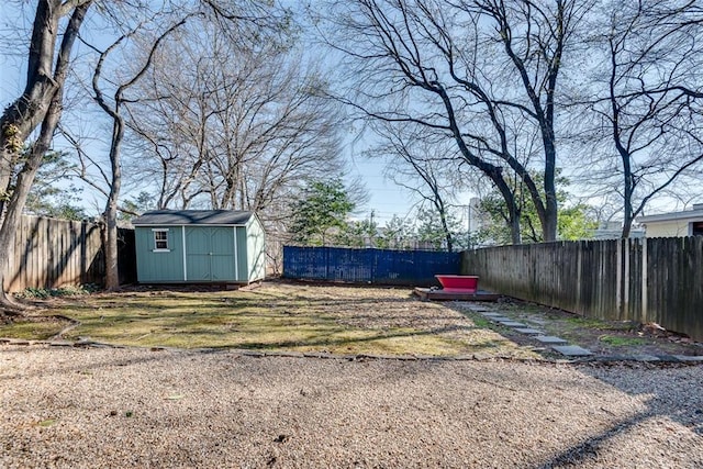 view of yard featuring a storage unit