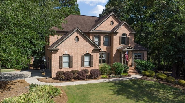 view of front of house featuring a front lawn