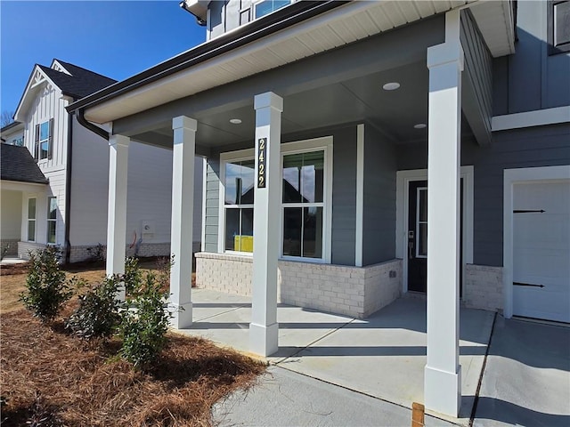 entrance to property featuring a porch