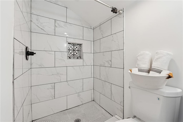 2060 Panstone Ct SW, Marietta, GA 30060 - bathroom featuring toilet, tiled shower, and vaulted ceiling