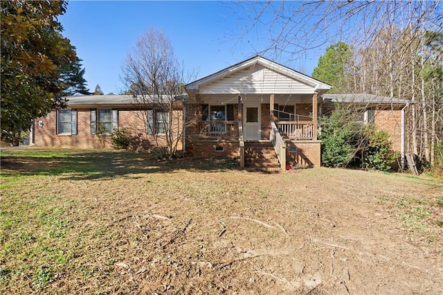 view of front facade featuring covered porch and a front yard