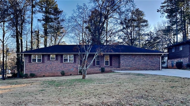 ranch-style house featuring a front lawn