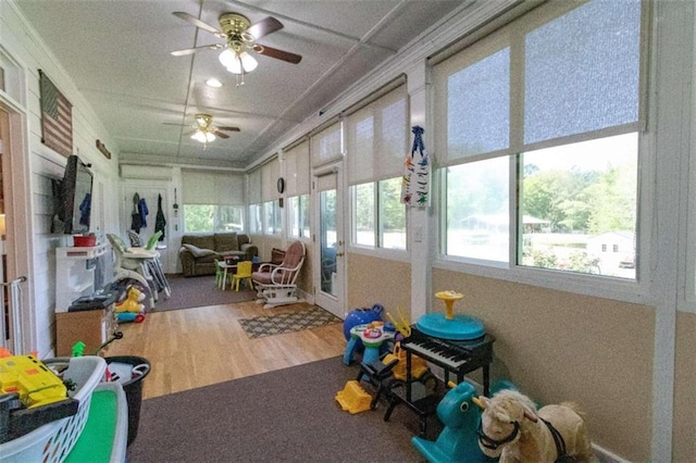 sunroom with ceiling fan