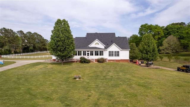 view of front of property featuring a front lawn