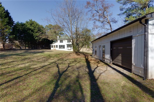 view of yard featuring an outdoor structure