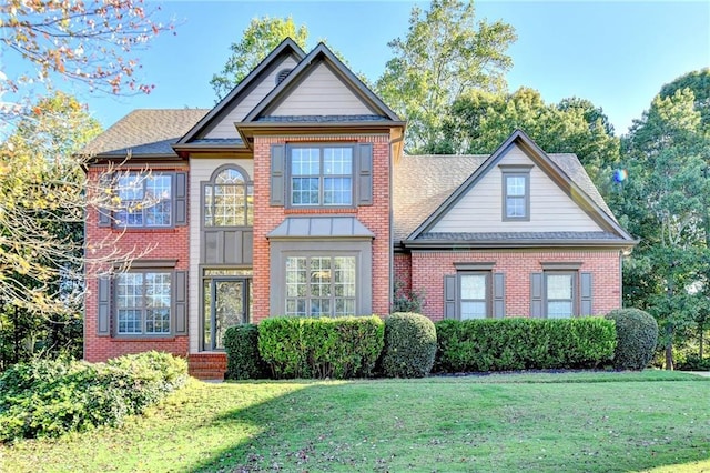 view of front of property featuring a front lawn