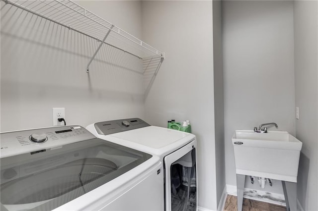 washroom featuring washing machine and clothes dryer