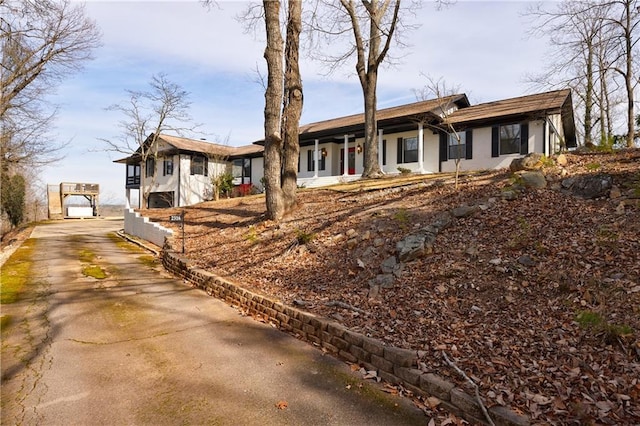 2316 Mountain Crest Pl, Gainesville, GA 30501 - ranch-style house featuring covered porch and driveway