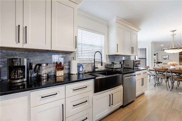 2316 Mountain Crest Pl, Gainesville, GA 30501 - kitchen with stainless steel appliances, a sink, ornamental molding, light wood finished floors, and white cabinetry