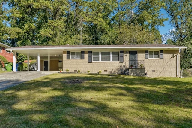 view of front of home featuring a carport and a front yard