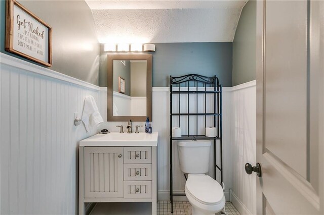 1189 Norfolk Dr NW, Acworth, GA 30102 - bathroom featuring wainscoting, toilet, a textured ceiling, and vanity