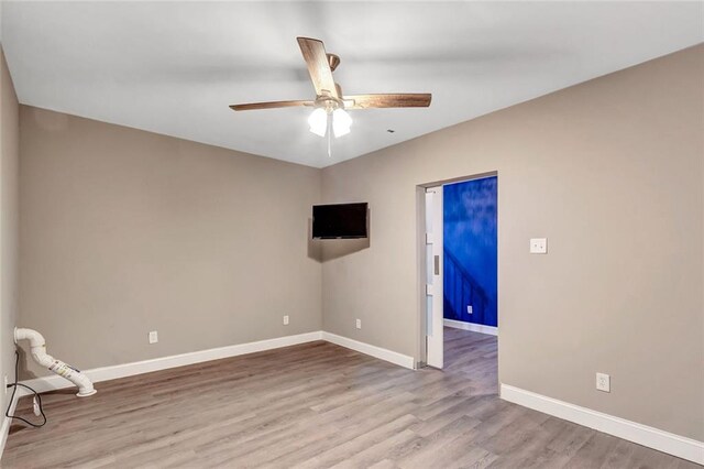 empty room featuring light hardwood / wood-style floors and ceiling fan