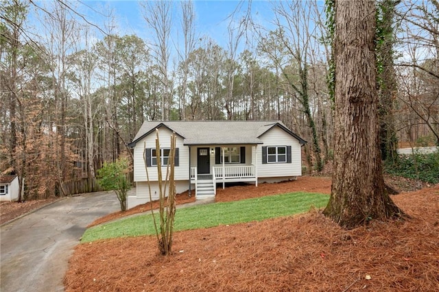 view of front facade featuring covered porch and a front lawn