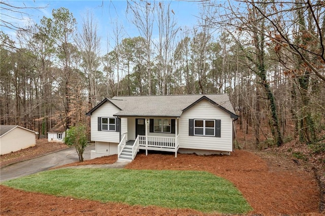 view of front facade featuring a porch and a front yard