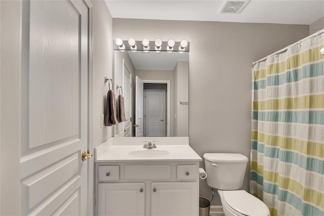 full bathroom with toilet, a shower with curtain, visible vents, and vanity