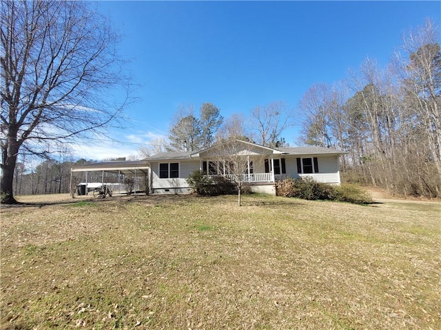 view of front facade featuring a porch, a carport, and a front yard