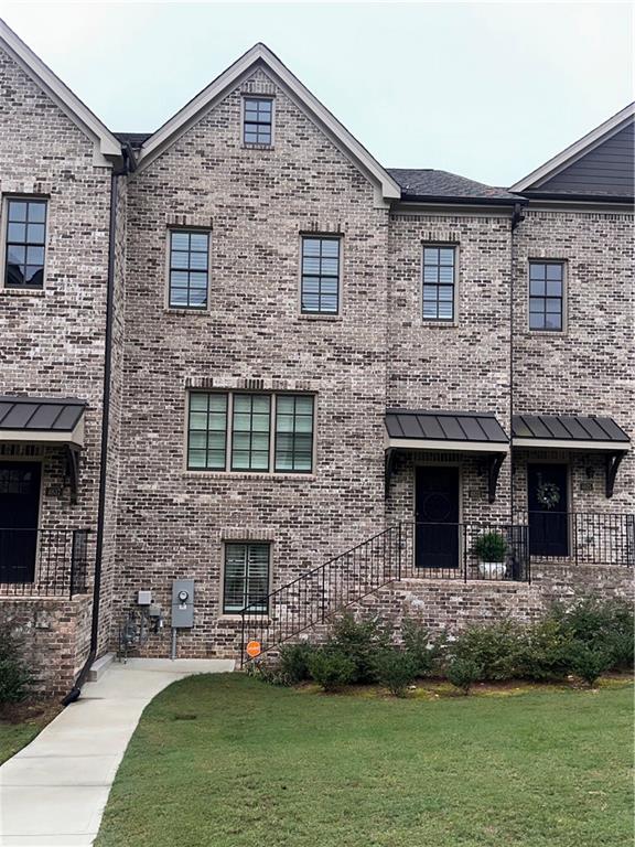 view of front of home with a front yard